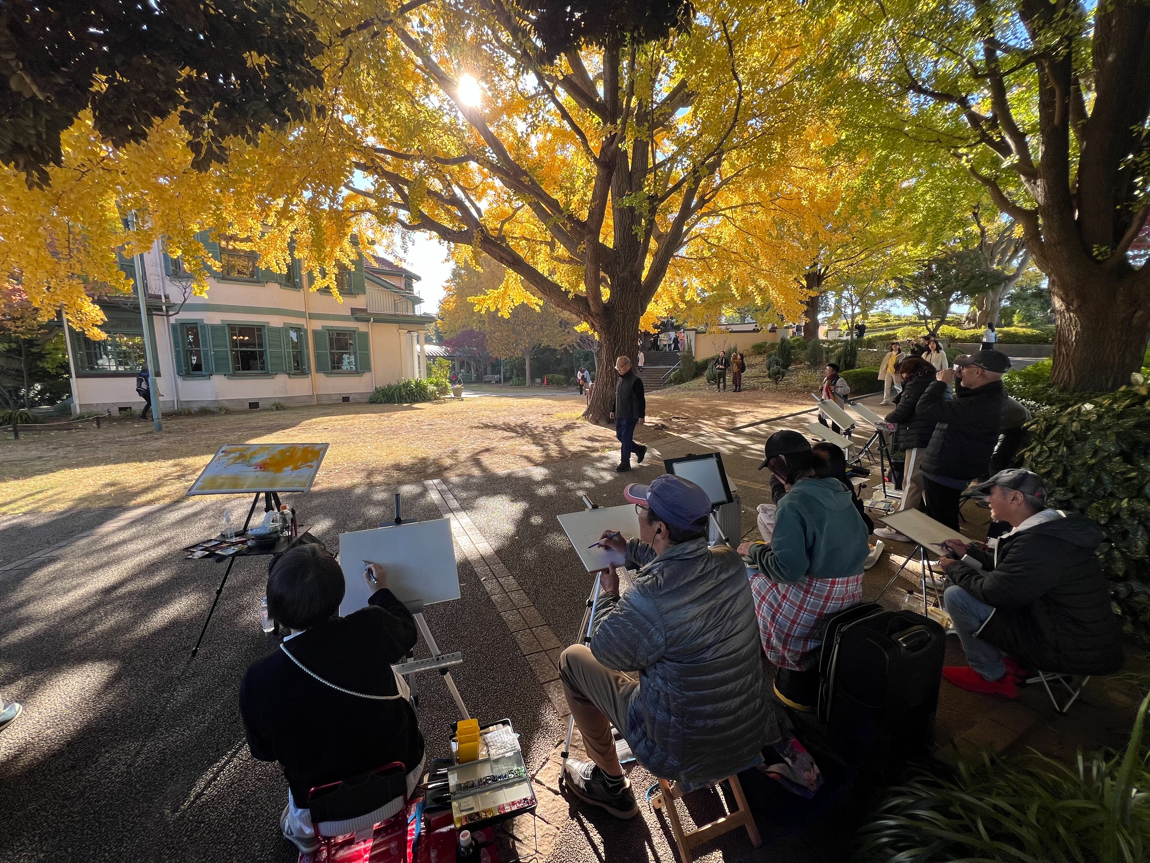 晩秋の紅葉スケッチ会】横浜山手ブラフ18番館にて-黄金色に染まる銀杏